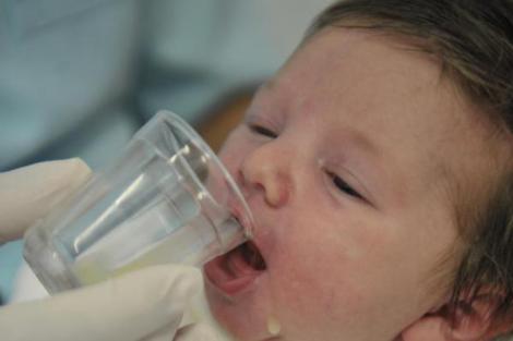 Como saber se o leite materno esta sustentando o bebe Amamentacao Como Dar Leite Materno No Copinho Pediatria Descomplicada