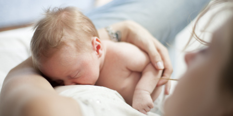 Bebê morre sufocado após mãe adormecer amamentando