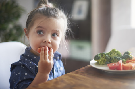 Conheça o BLW: método propõe deixar a papinha de lado na alimentação do bebê