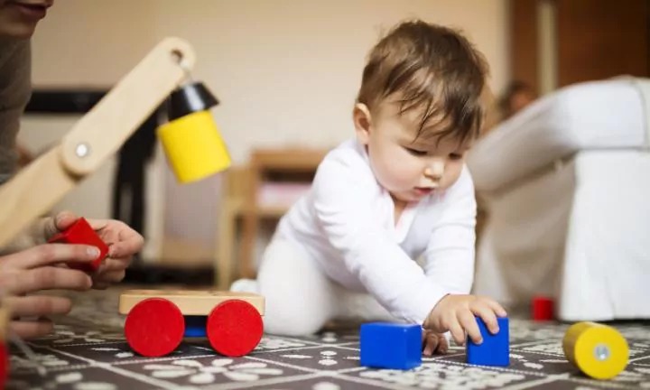 3 brincadeiras para ajudar no desenvolvimento do bebê