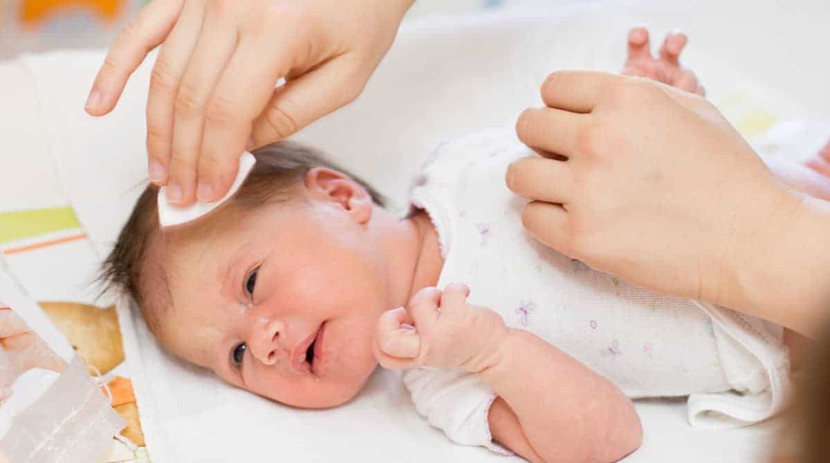 Cuidados com a pele do bebê: Higiene, dermatite e problemas comuns